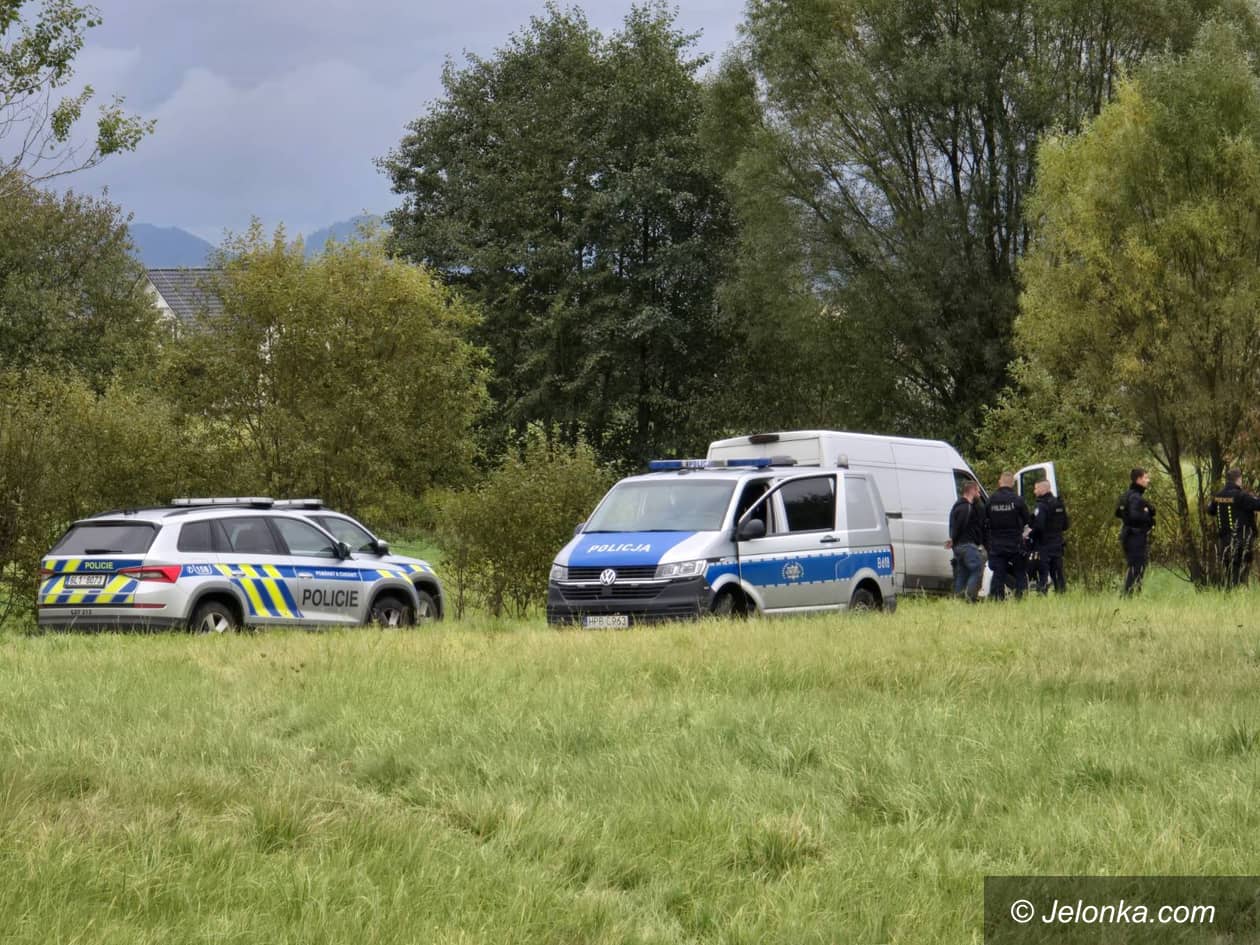 Jelenia Góra: Pościg z Czech do Polski z policyjną metą na łące w Wojcieszycach