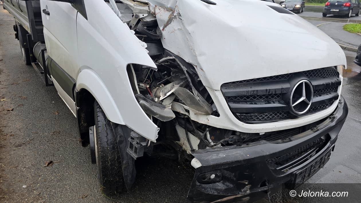 Jelenia Góra: Zderzenie busa z lampą