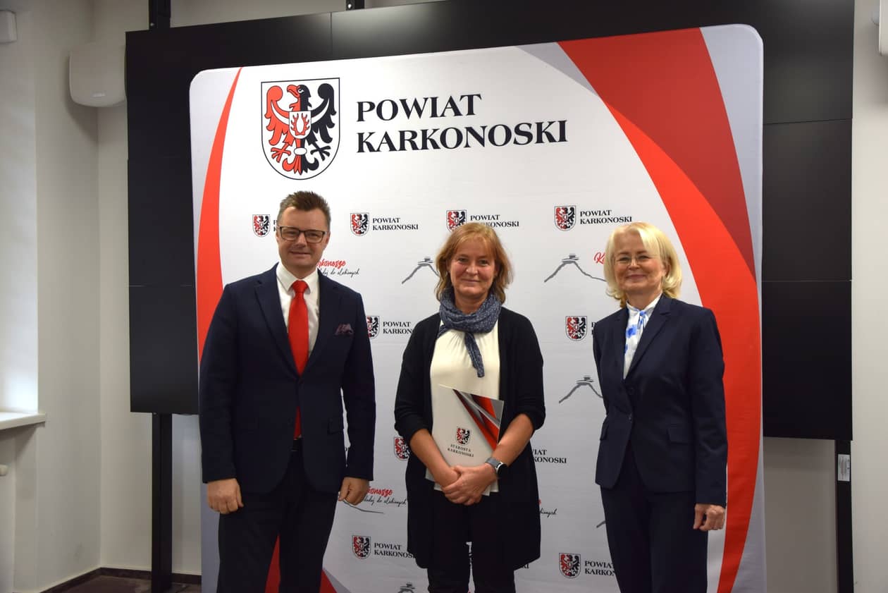Powiat karkonoski: Starosta nagrodził pracowników oświaty