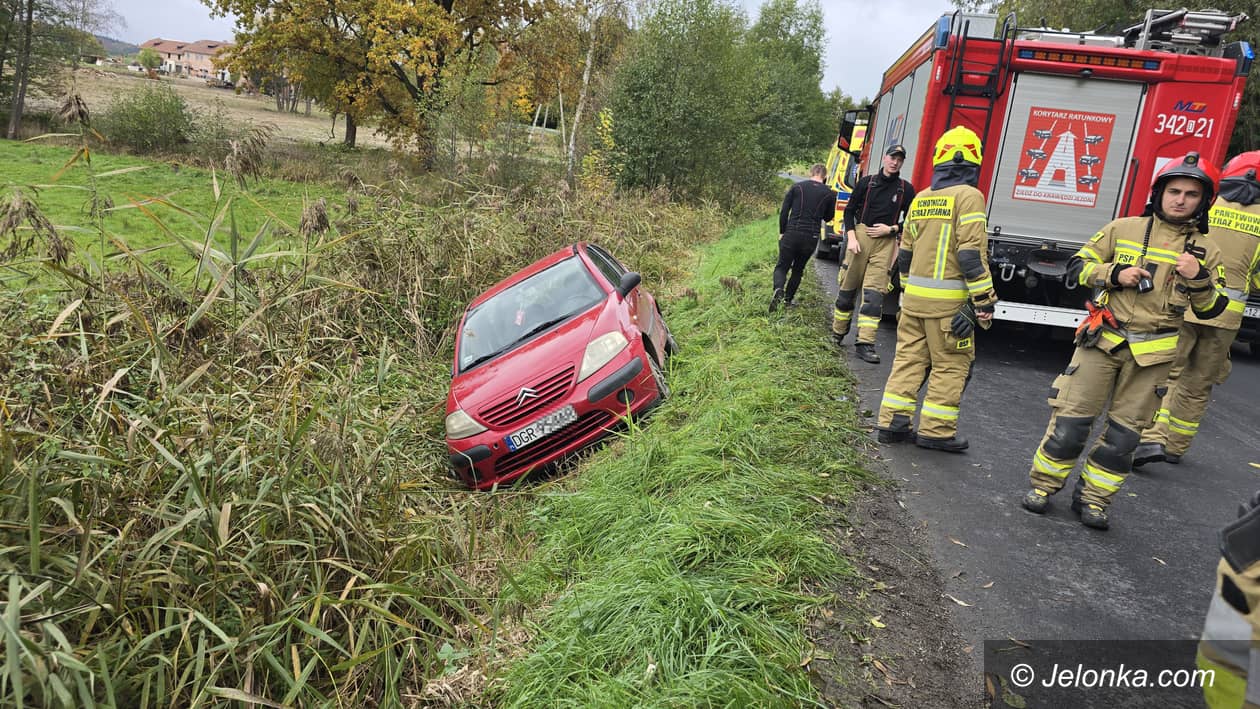 Siedlęcin: Czerwony Citroen w rowie