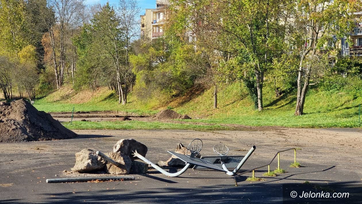 Jelenia Góra: Stary asfalt zniknie, pojawią się boiska