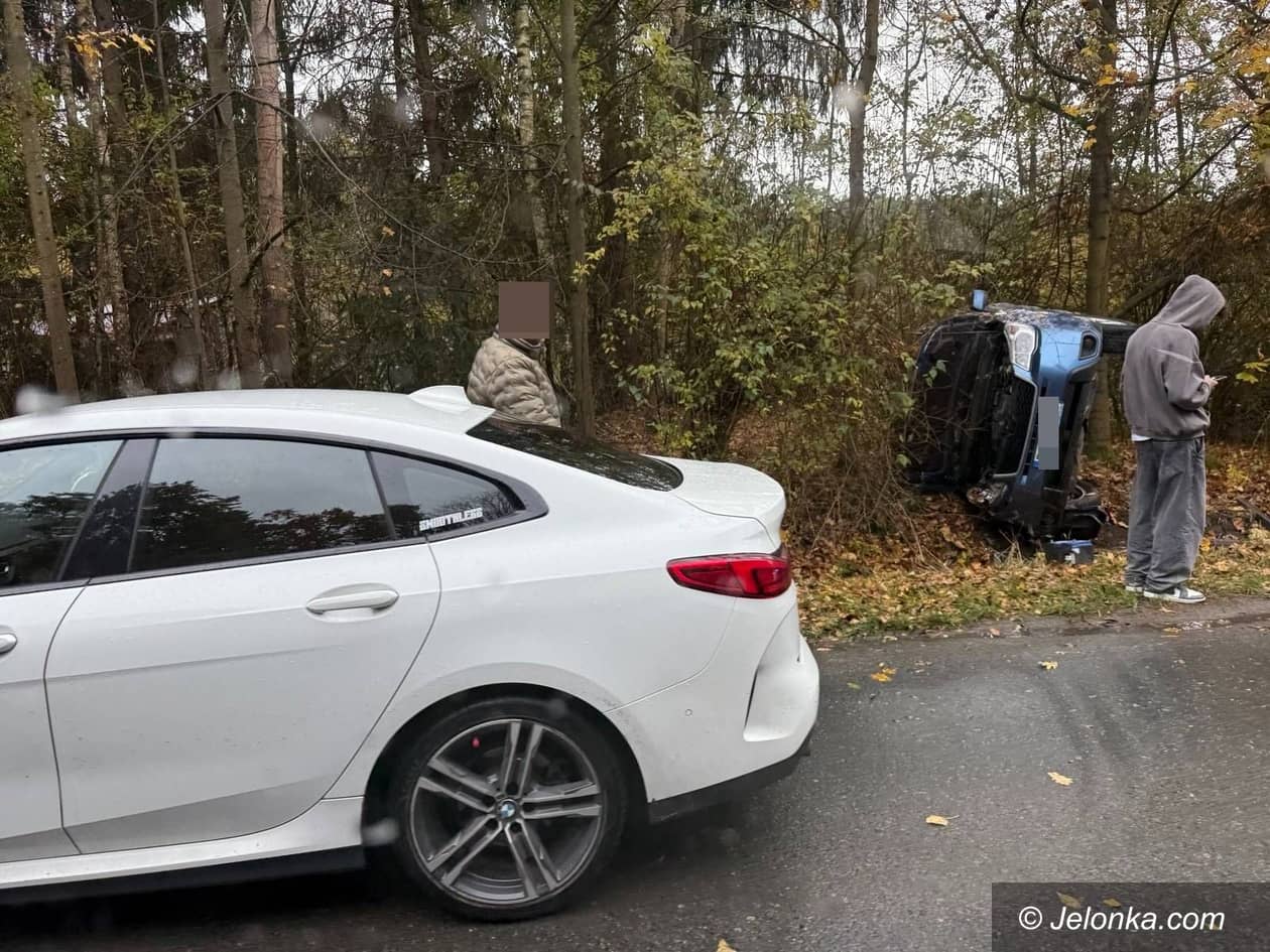 Jelenia Góra: Subaru wypadło z drogi