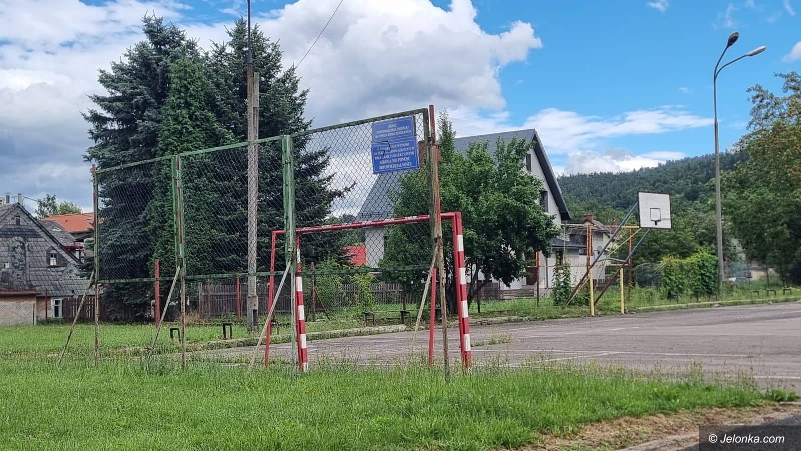 Zapuszczone boisko do remontu - Jelonka.com - wiadomości Piechowice