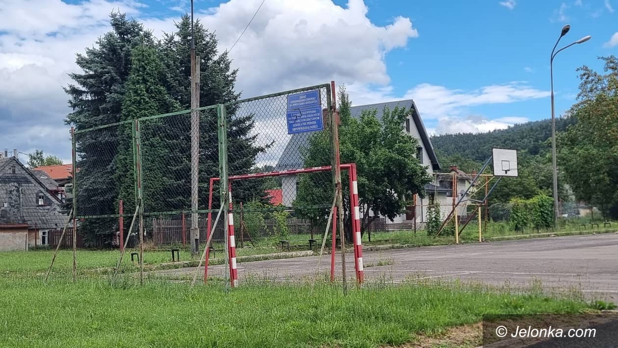 Piechowice: Zapuszczone boisko do remontu