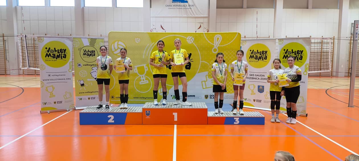 Janowice Wielkie: Zosia i Zuzia na drugim stopniu podium
