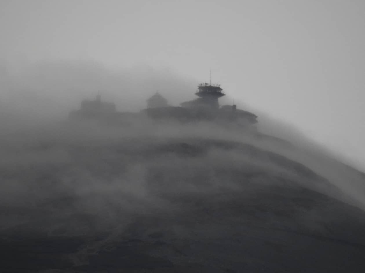 Karkonosze: Mgła i zimno, od jutra ma być poprawa