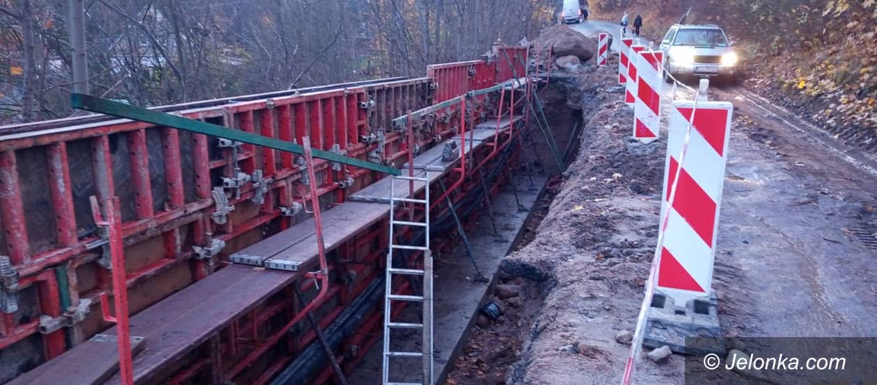 Jelenia Góra: Naprawiają murek przy drodze do Jagniątkowa