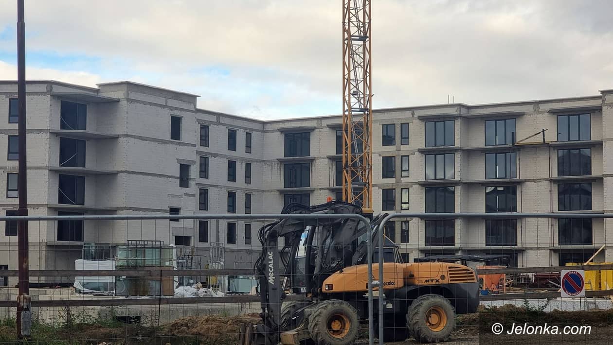 Jelenia Góra: „Pentagon” przy Kiepury już z oknami