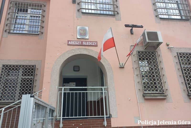 Powiat: Policjanci z Kowar zatrzymali 34–latka podejrzanego o groźby, uszkodzenie mienia i sprowadzenie zagrożenia pożaru