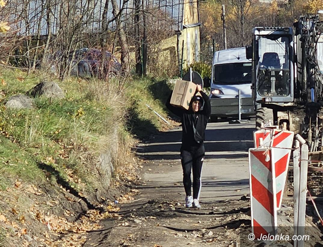 Jelenia Góra: Remont się ślimaczy, a kurier dźwiga paczki