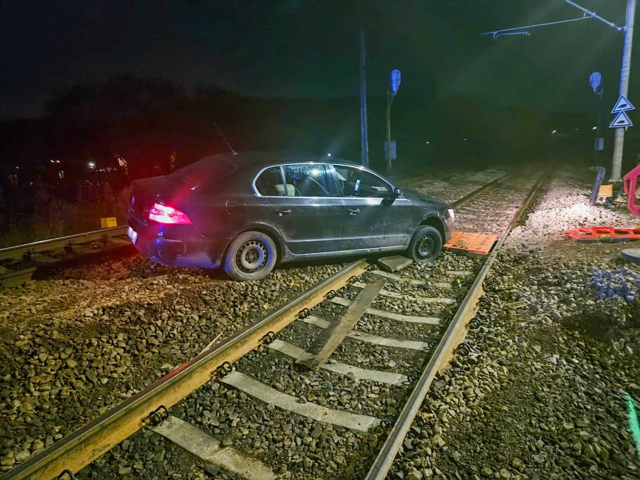 Marciszów: Auto w pułapce na torach