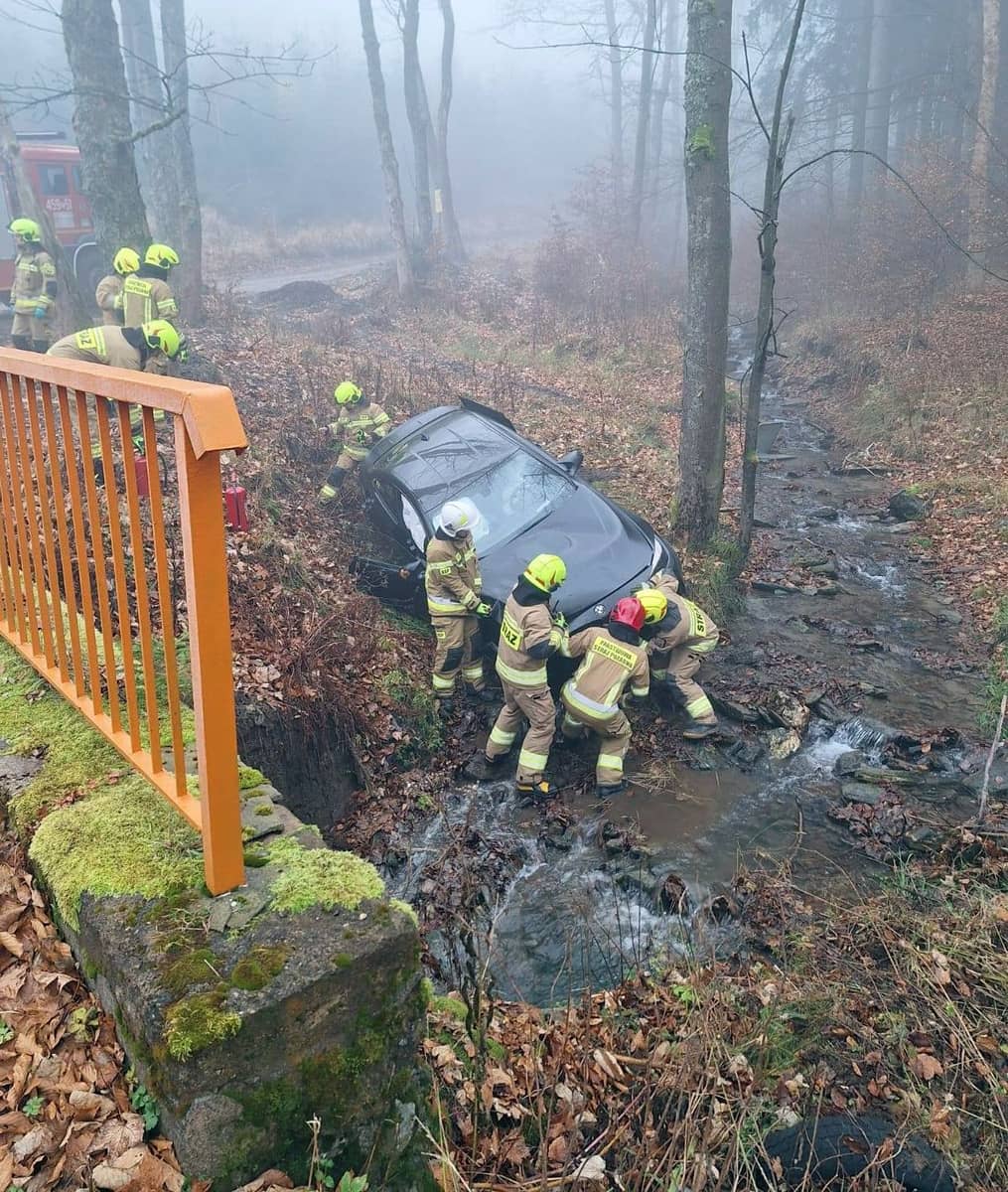 Przełęcz Okraj: Auto wylądowało w potoku