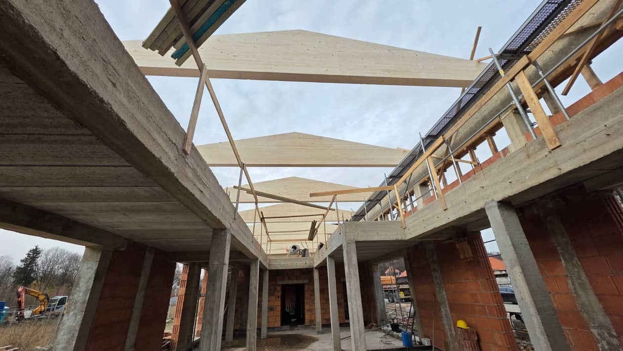 Kowary: Ściany już stoją, biblioteka rośnie