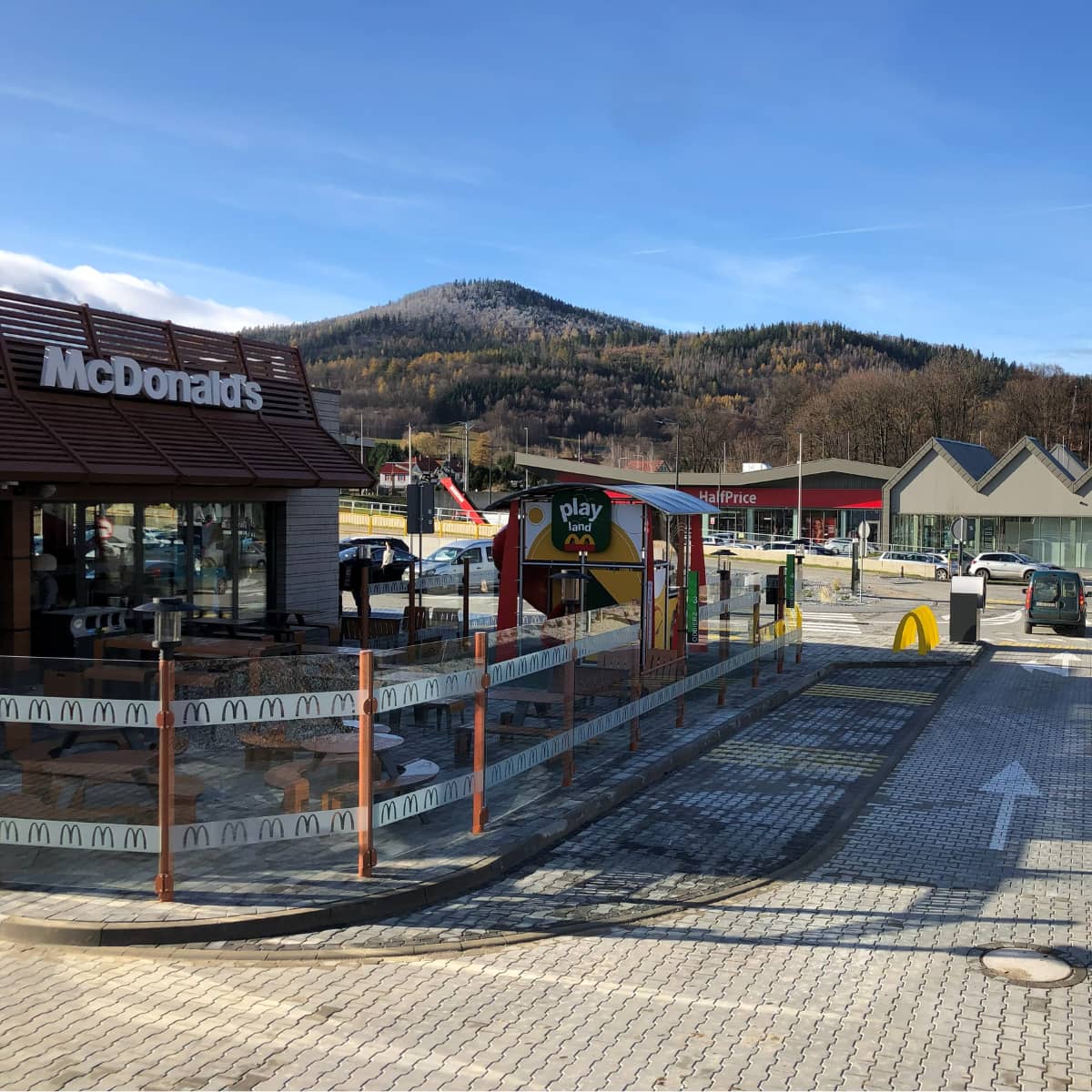 Powiat: McDonald's pod Śnieżką