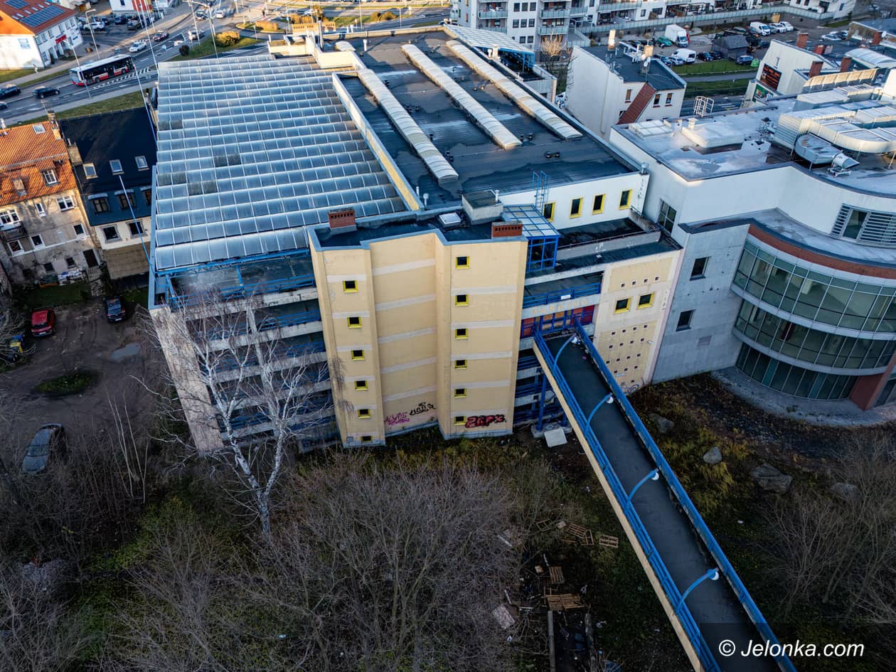 Jelenia Góra: Opuszczony parking przy Pijarskiej na sprzedaż