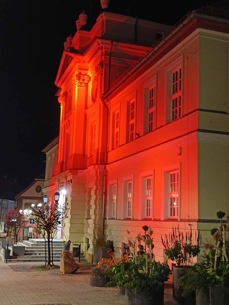 Kowary: Podświetlili ratusz