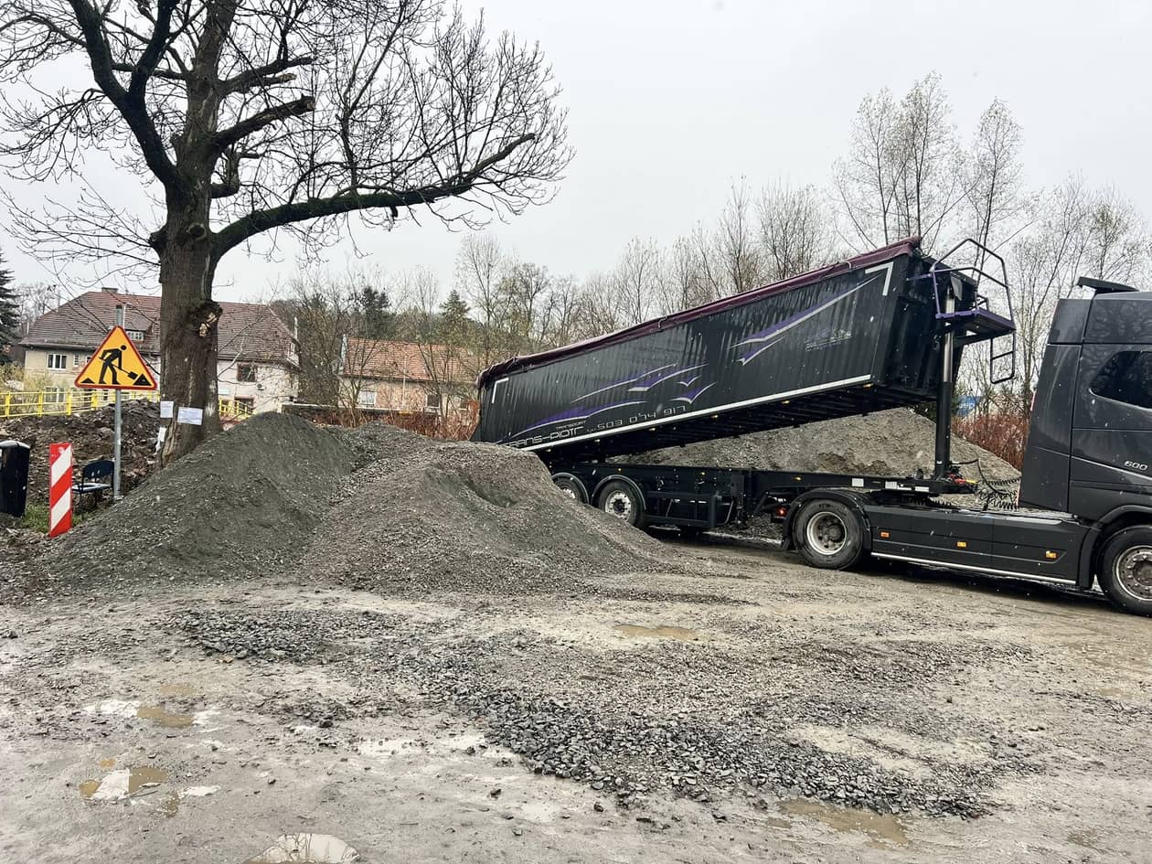 Cieplice: Krawężniki i nawierzchnia do naprawy