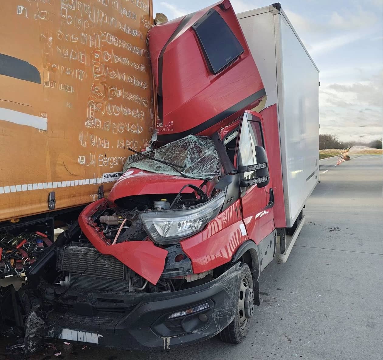 Autostrada A4: Bus wbił się w naczepę TIR – a