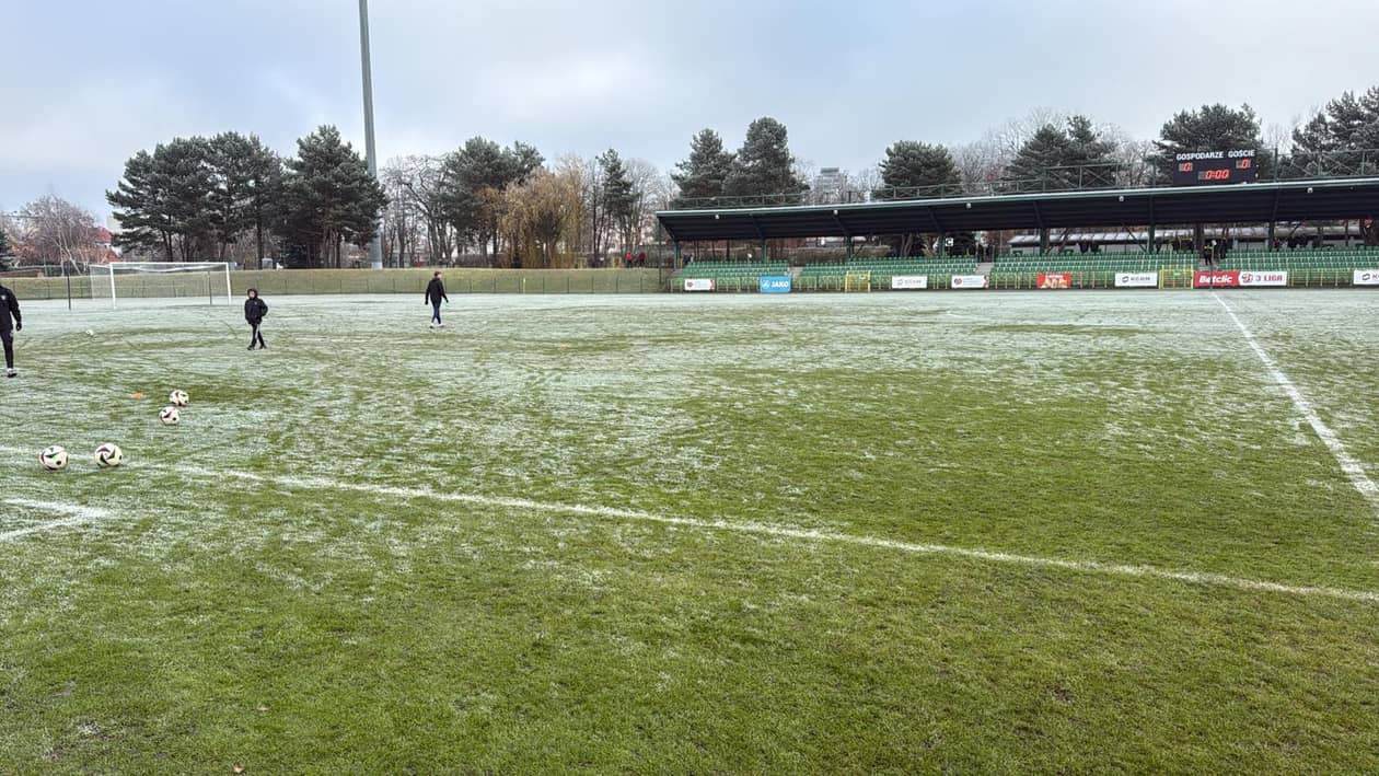 Jelenia Góra: Przegrali z zamarzniętą płytą. Czy rzeczywiście nie można było zagrać?