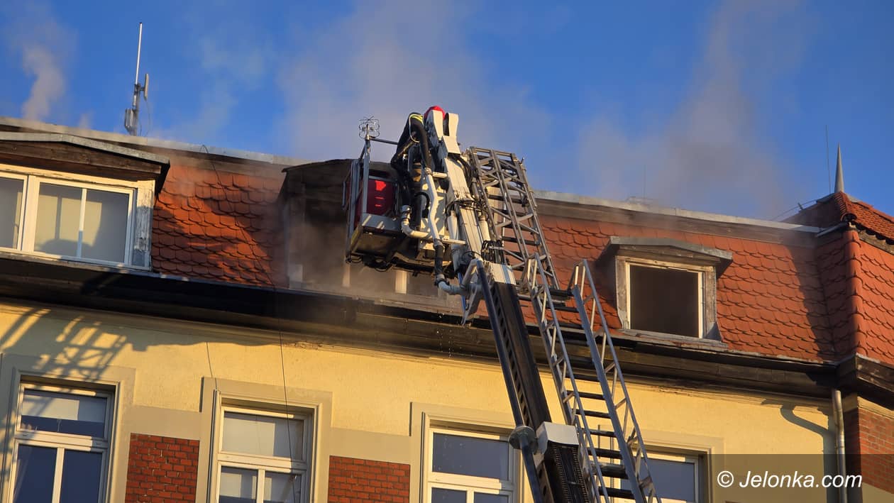 Jelenia Góra: Poddasze w ogniu – strażacy walczą z pożarem