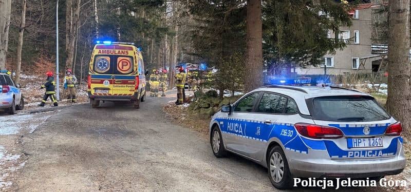 Karpacz: Policjanci z Karpacza ryzykowali życiem, ratując osiem osób z płonącego budynku