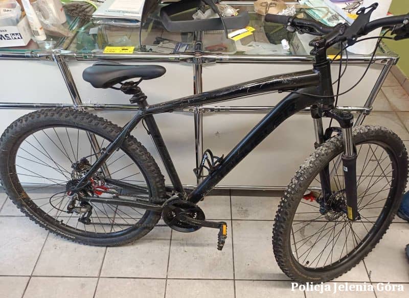 Jelenia Góra: Policjanci odzyskali dwa skradzione rowery i zatrzymali podejrzanego