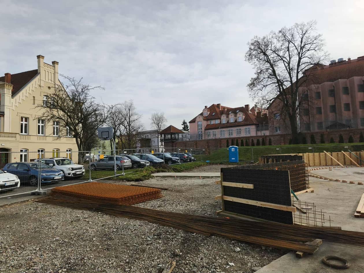 Jelenia Góra: O punkcie widokowym na Bobrowych Skałach, koniu na wieży oraz jubileuszu „Chemika”