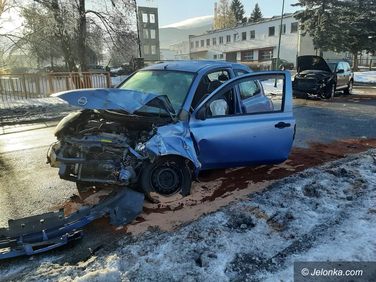 Kowary: Rozbite auta po mocnym „dzwonie”