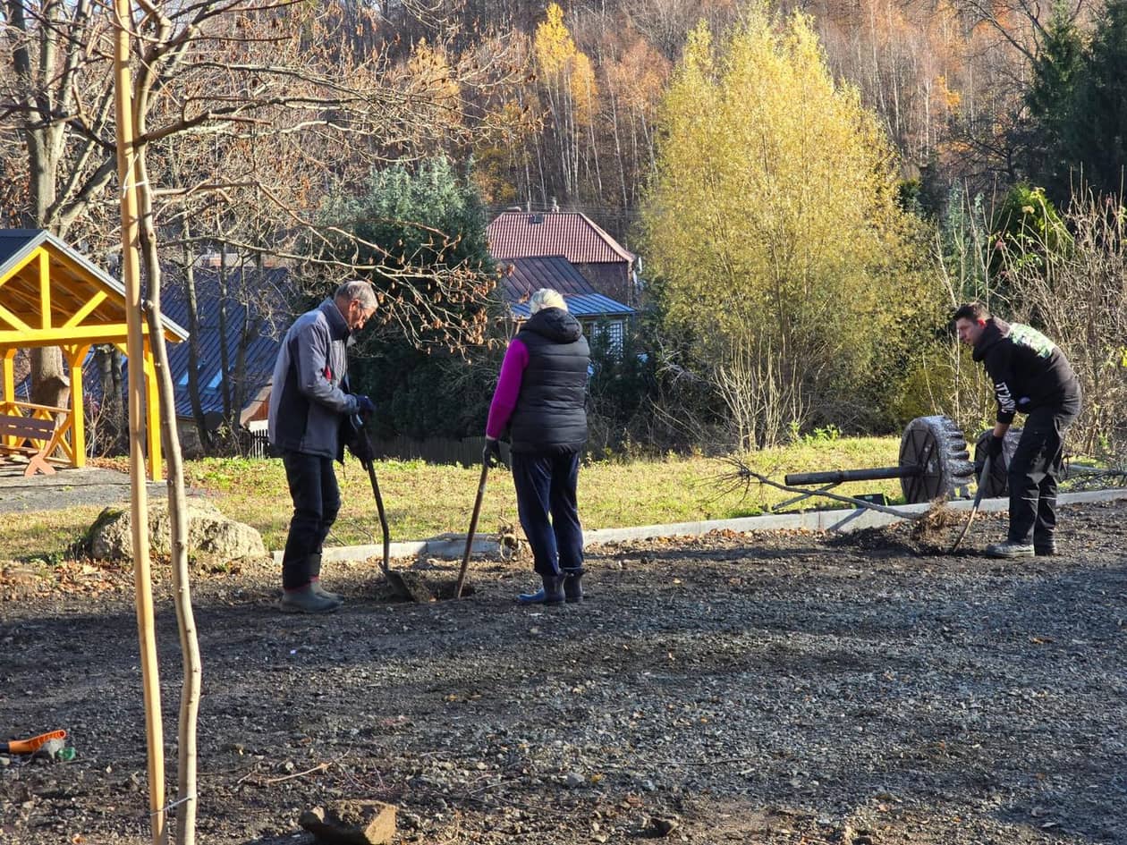 Sosnówka: Nowy skwer dla mieszkańców i turystów już gotowy