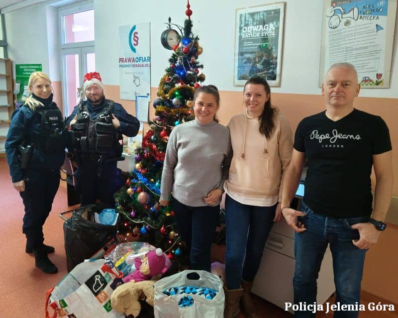 Jelenia Góra: Świąteczne prezenty od jeleniogórskich policjantów