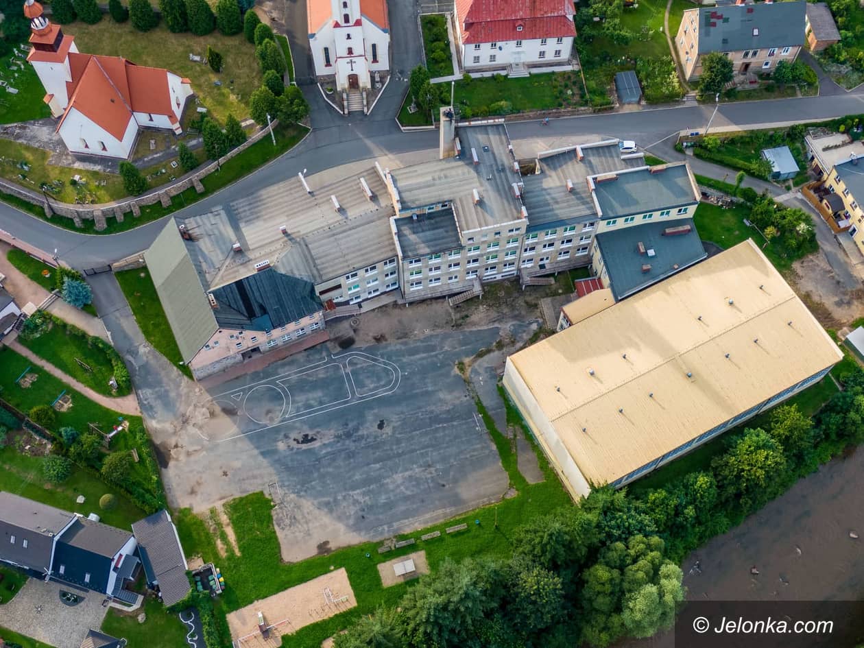 Janowice Wielkie: Schrony pod szkołami