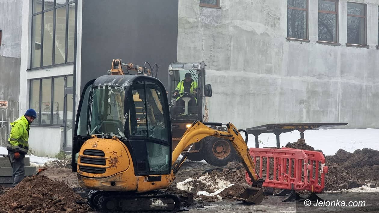 Kowary: Na Dworcowej praca wre