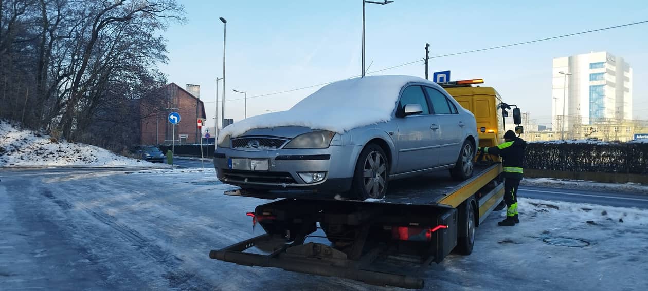 Jelenia Góra: Straż miejska czyści ulice z wraków