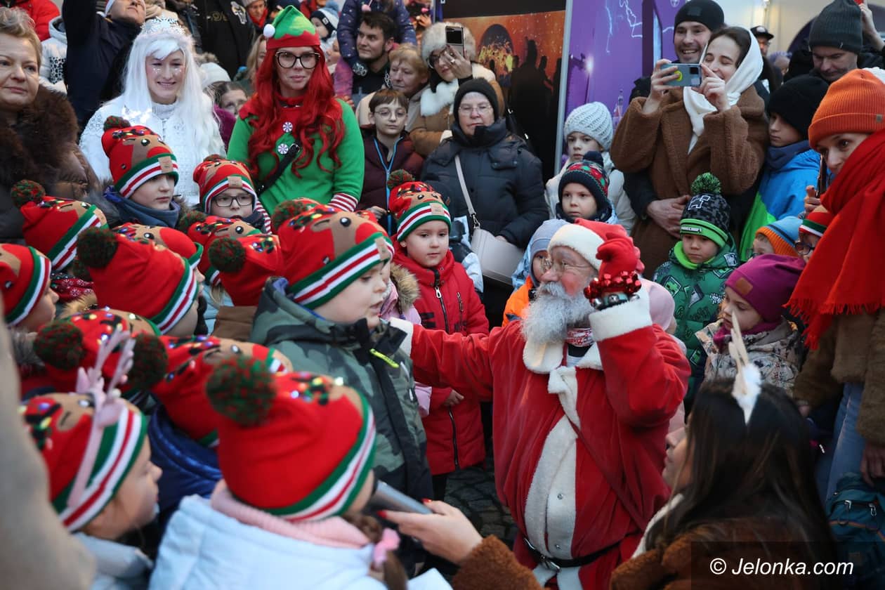 Jelenia Góra: Zaklęcie "Żabek" rozświetliło miejską choinkę