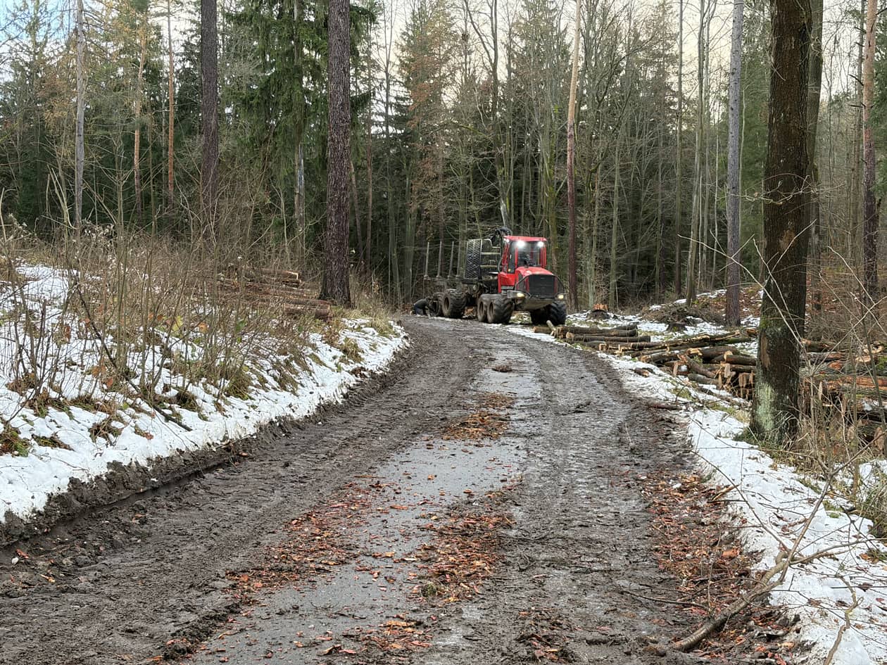 Sosnówka: Niebezpieczna droga w Sosnówce. Mieszkańcy mają dość ciężarówek niszczących gminny trakt