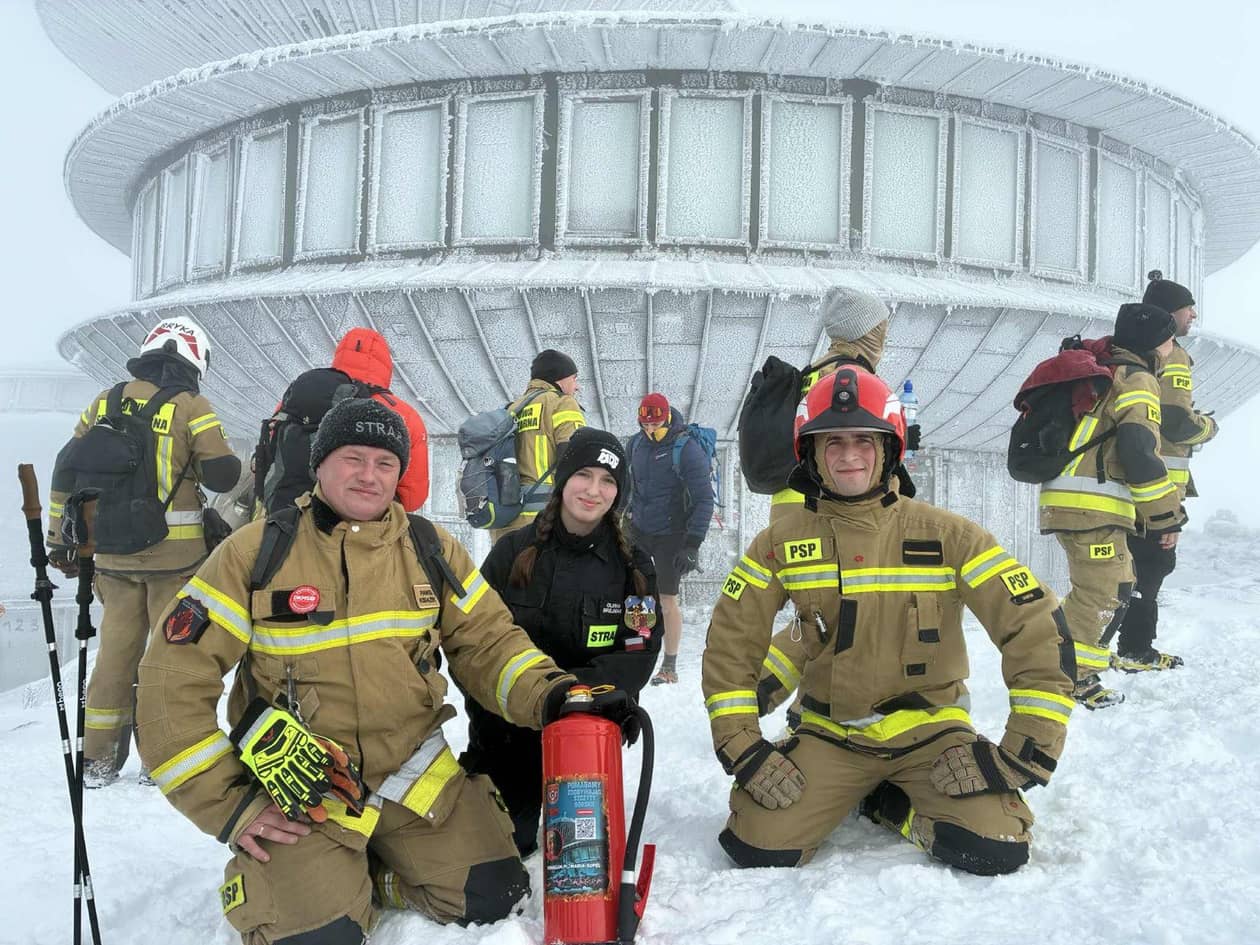Karkonosze: Strażacy weszli na Śnieżkę by pomóc Marysi