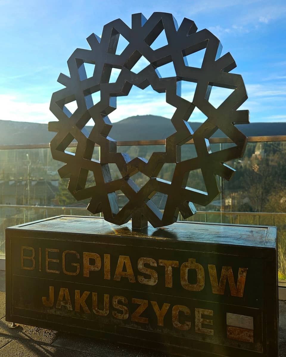 Szklarska Poręba: Śnieżynka Biegu Piastów wita przy dworcu