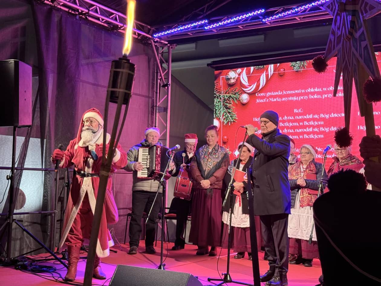 Jelenia Góra: Świąteczny jarmark wystartował paradą Mikołajów
