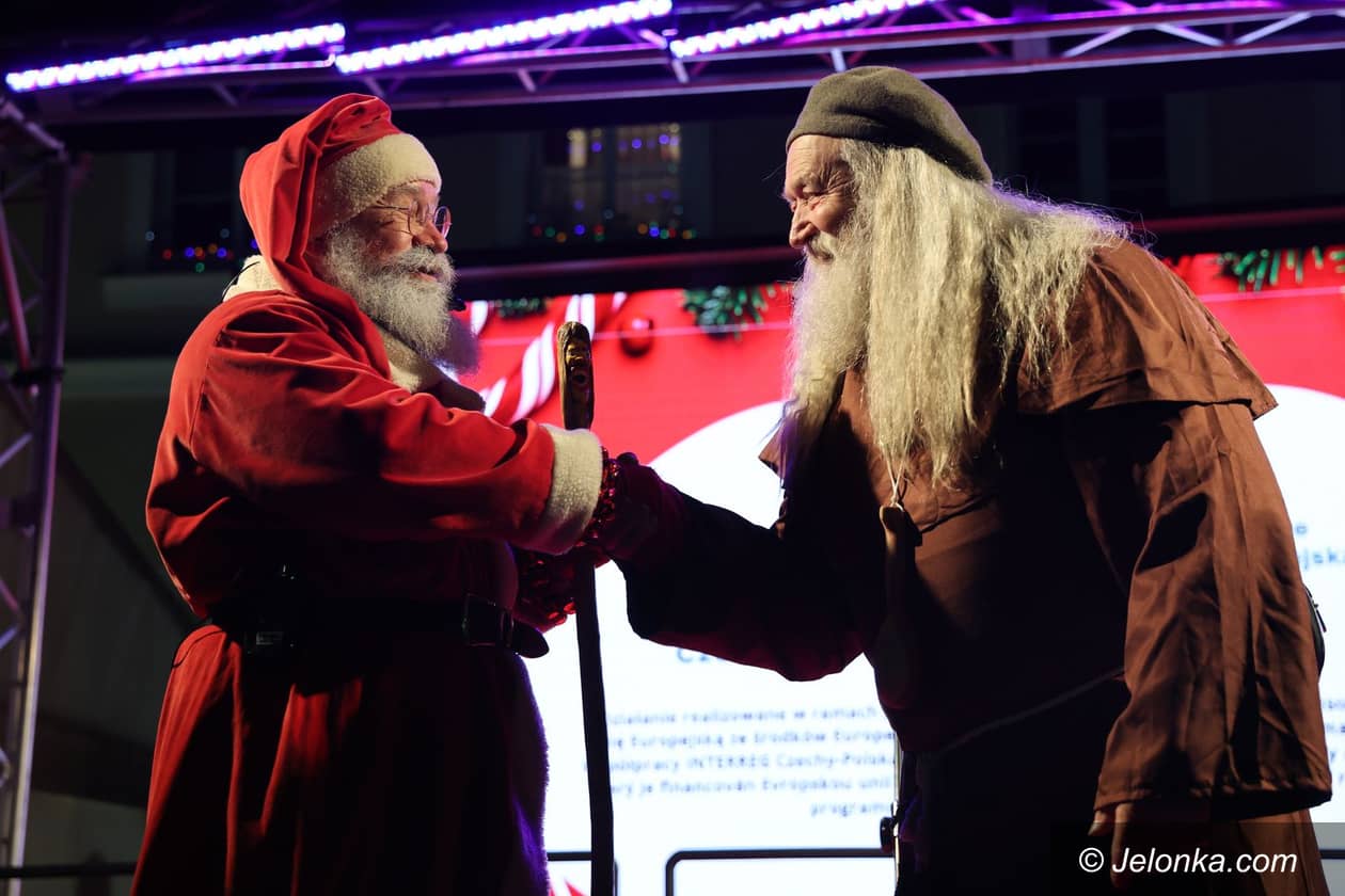 Jelenia Góra: O wejściu strażaków na Śnieżkę, ponownym otwarciu McDonalda i jarmarku świątecznym