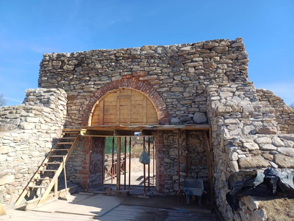 Stara Kamienica: Zamek  odzyskuje formę