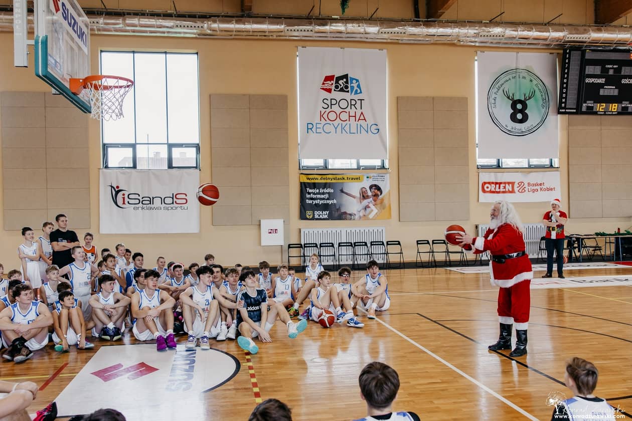 Jelenia Góra: Rodem z NBA... Święty Mikołaj rzuca do kosza