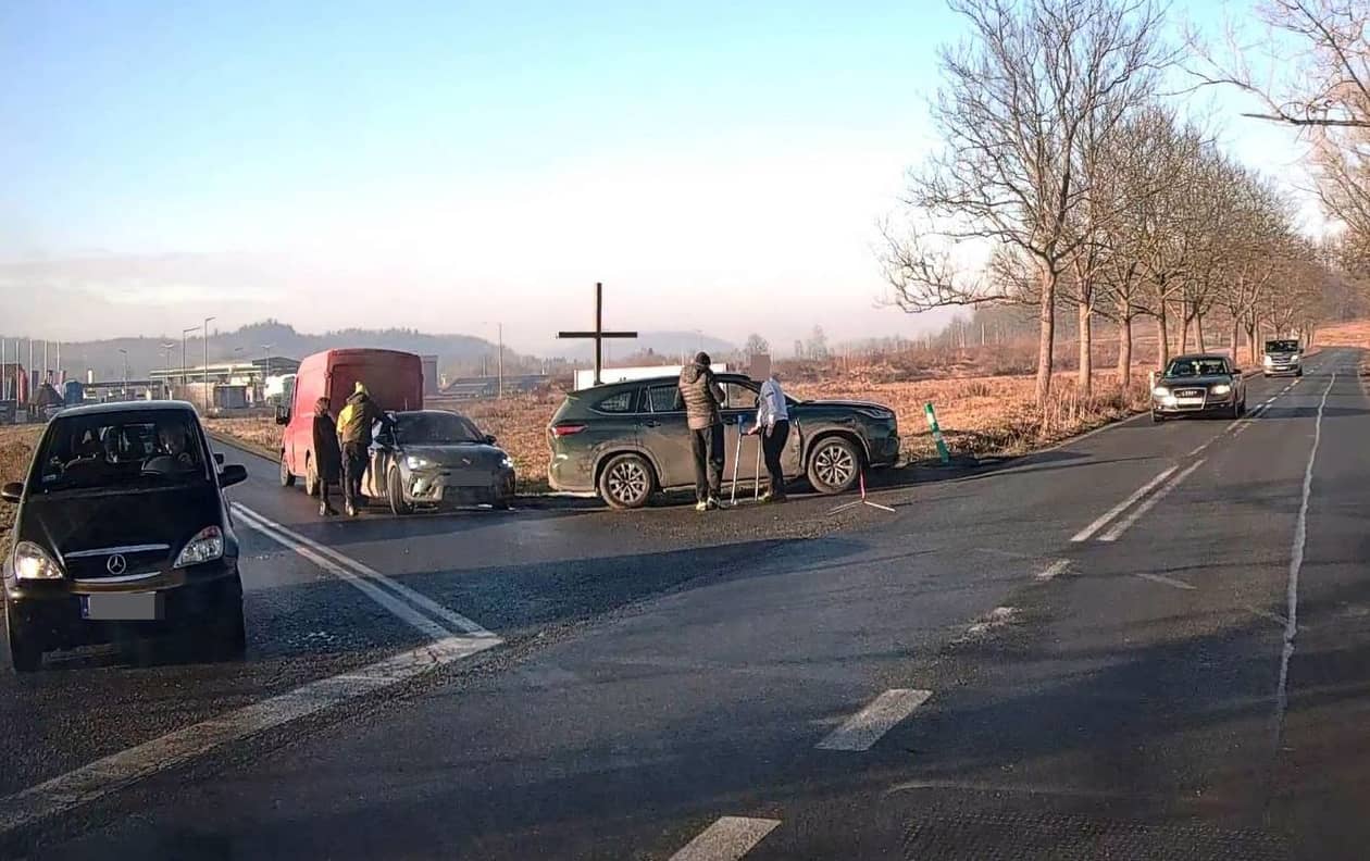 Łomnica: Kolizja przy skręcie w Łomnicy