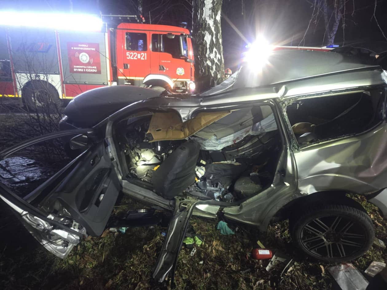 Dolny Śląsk: Samochód uderzył w drzewo, dwie osoby nie żyją