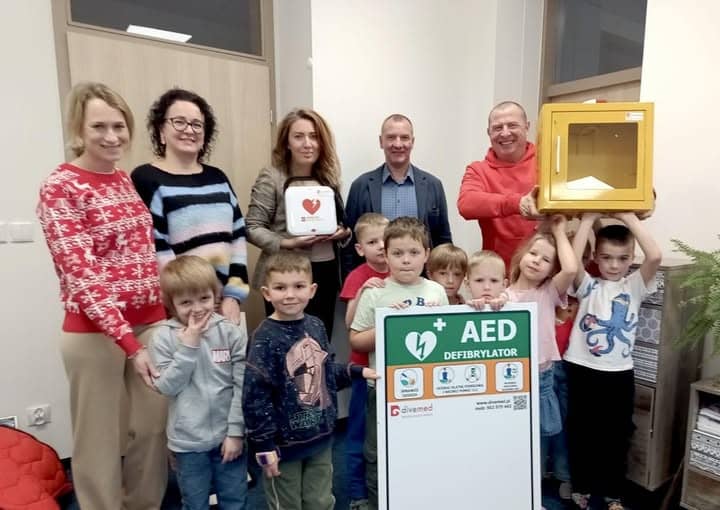 Mysłakowice: Każda sekunda się liczy – szkoła z defibrylatorem
