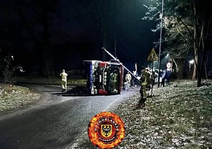 Dolny Śląsk: Wóz strażacki przewrócił się w czasie akcji