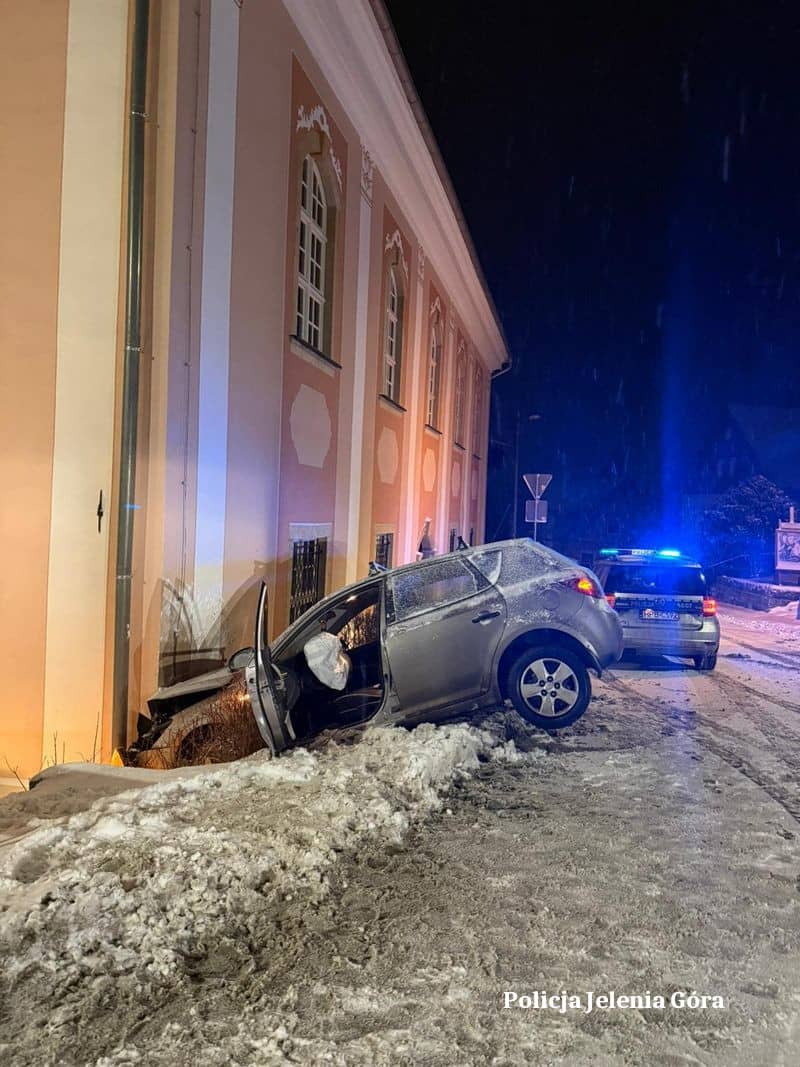 Szklarska Poręba: Wjechał Kią w kościół