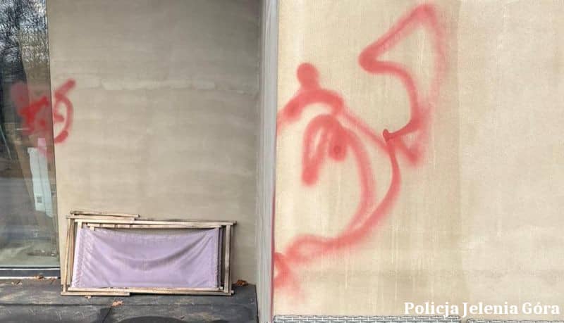 Jelenia Góra: Wandal zniszczył tablicę pamięci strażaków