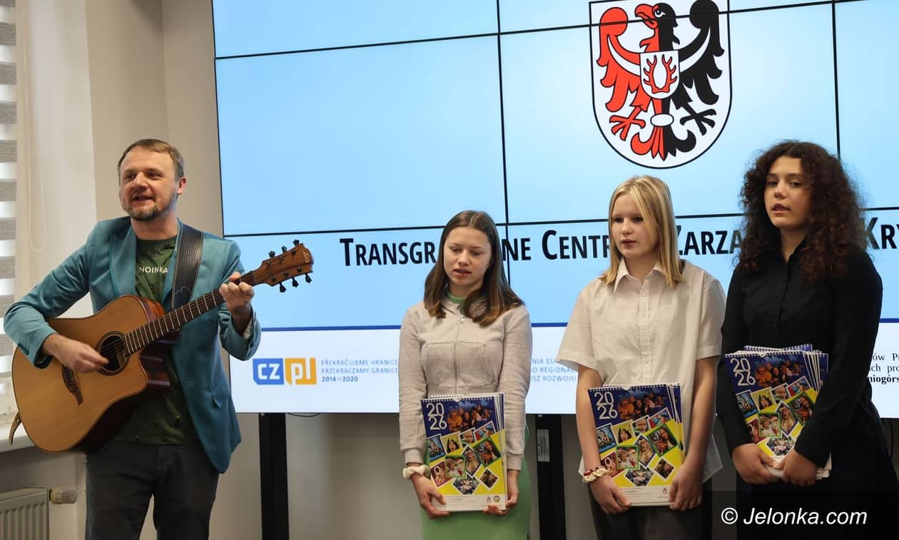 Powiat karkonoski: Świąteczne nuty i pierniczki na sesji Rady Powiatu