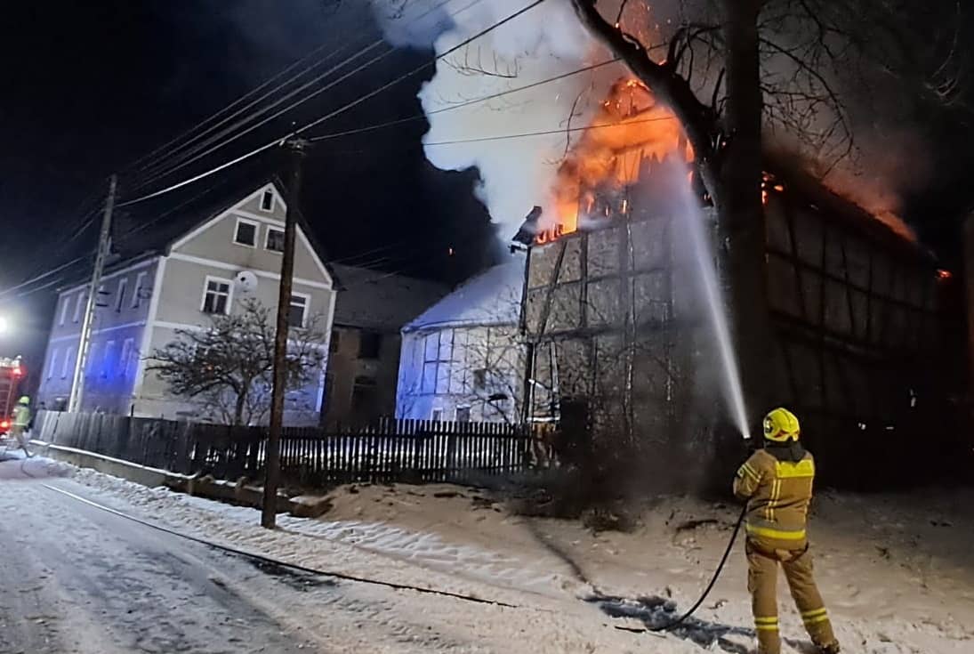Złotoryja: Strażacy walczyli w nocy z pożarem stodoły
