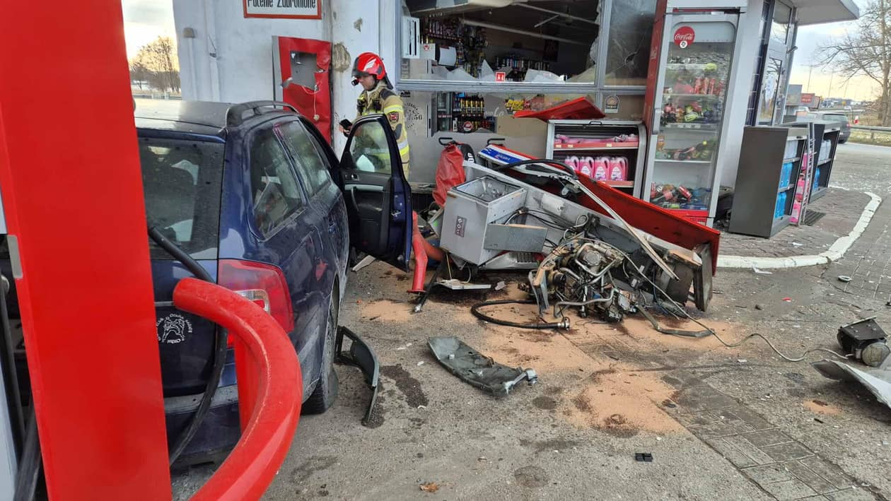 Autostrada A4: Autem w dystrybutor. Nie mógł się doczekać, aż zatankuje?